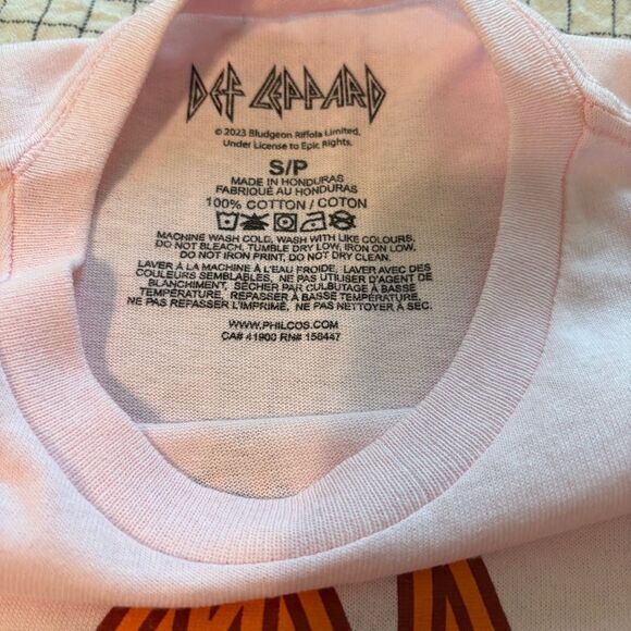 Def Leppard Woman Pink Leopard Graphic Band Tee Small NWOT - Picture 4 of 5